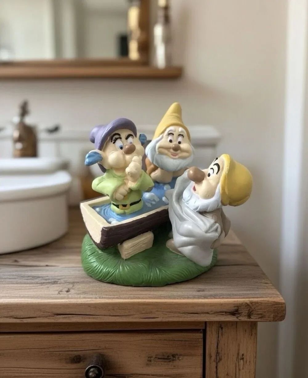 Disney Snow White Seven Dwarfs Bath Time Figurine. Lil Classics PVC